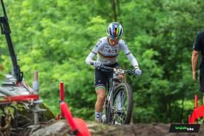 Ferrand-Prevot firma una exhibición en solitario para ganar la Copa del Mundo XCO de Val di Sole 2024