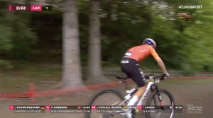 Do último ao primeiro, Pidcock firma outra épica recuperação para vencer o Short Track de Crans Montana