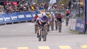 Do último ao primeiro, Pidcock firma outra épica recuperação para vencer o Short Track de Crans Montana