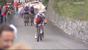 Do último ao primeiro, Pidcock firma outra épica recuperação para vencer o Short Track de Crans Montana