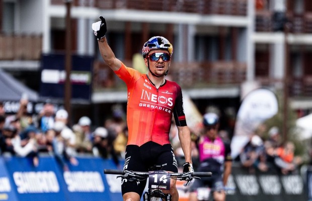 De último a primero, Pidcock firma otra épica remontada para ganar el Short Track de Crans Montana