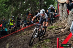 De último a primero, Pidcock firma otra épica remontada para ganar el Short Track de Crans Montana