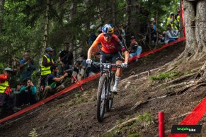 De último a primero, Pidcock firma otra épica remontada para ganar el Short Track de Crans Montana