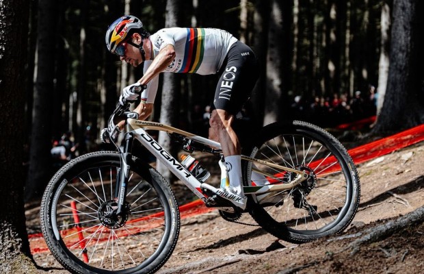 Tom Pidcock rend hommage au maillot arc-en-ciel et remporte avec autorité la Coupe du Monde XCO de Crans Montana 2024