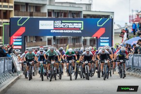 Tom Pidcock hace honor al maillot arcoíris y gana con autoridad la Copa del Mundo XCO de Crans Montana 2024
