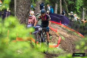 Tom Pidcock hace honor al maillot arcoíris y gana con autoridad la Copa del Mundo XCO de Crans Montana 2024