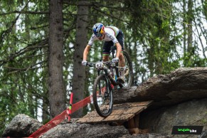 Tom Pidcock hace honor al maillot arcoíris y gana con autoridad la Copa del Mundo XCO de Crans Montana 2024