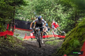 Tom Pidcock hace honor al maillot arcoíris y gana con autoridad la Copa del Mundo XCO de Crans Montana 2024