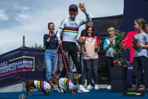 Tom Pidcock hace honor al maillot arcoíris y gana con autoridad la Copa del Mundo XCO de Crans Montana 2024