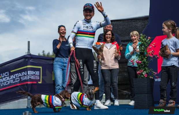 Tom Pidcock hace honor al maillot arcoíris y gana con autoridad la Copa del Mundo XCO de Crans Montana 2024