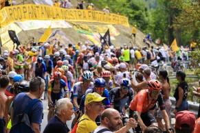 Romain Bardet first leader of the Tour de France 2024 in an agonizing finish