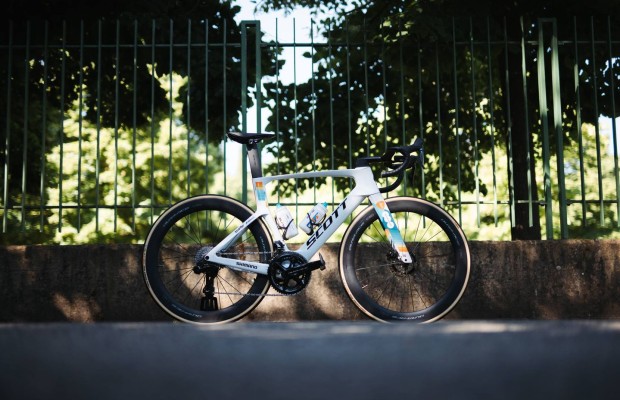 En détail, le Scott Foil RC sur lequel Bardet a gagné le maillot jaune au Tour de France2024