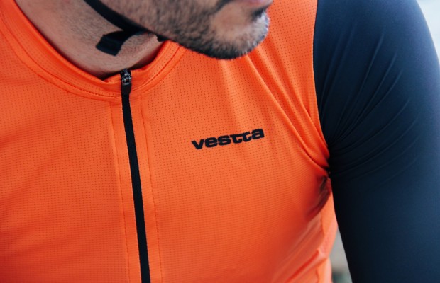 Vestta, la nueva equipación ciclista personalizable de Decathlon que todos quieren