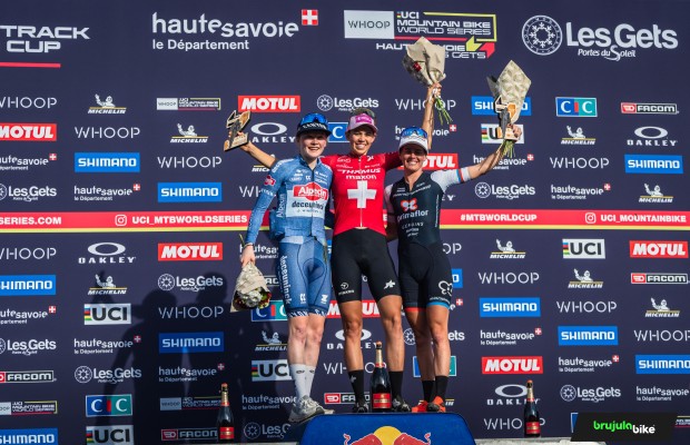 Keller se rebela contra Pieterse y gana la Copa del Mundo XCC de Les Gets