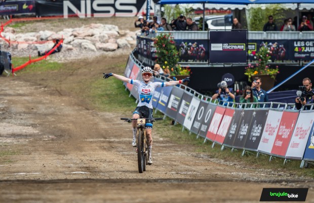 Puck Pieterse a réalisé la course parfaite pour remporter la Coupe du Monde XCO de Les Gets