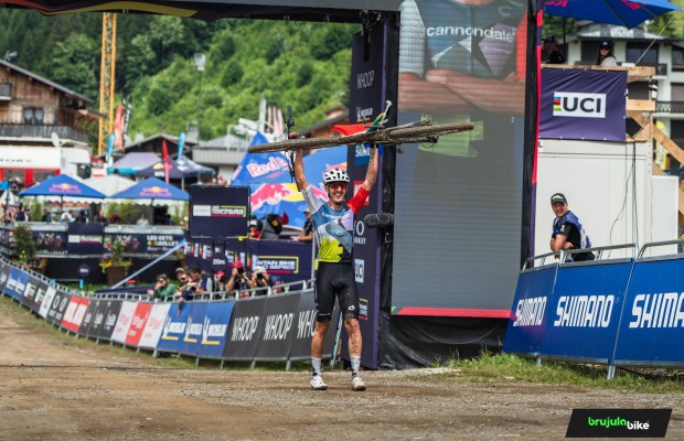 Alan Hatherly conquista o duplo e também vence a Copa do Mundo XCO de Les Gets