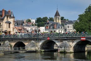 Jasper Philipsen wins a lackluster stage 10 of the Tour de France 2024