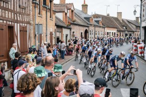 Jasper Philipsen wins a lackluster stage 10 of the Tour de France 2024