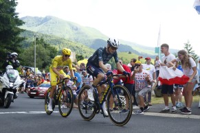Coup moral de Jonas Vingegaard qui remporte l'étape contre Tadej Pogacar