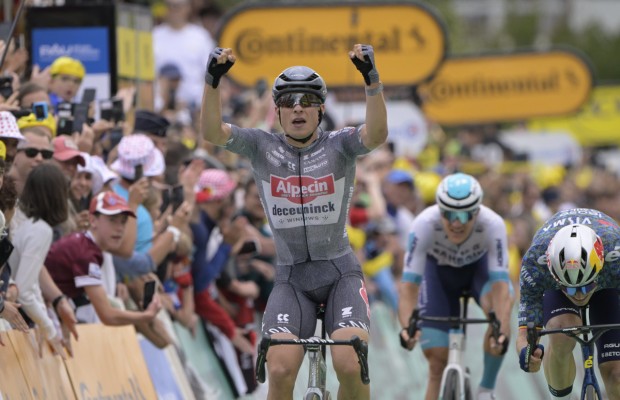 Jasper Philipsen conquista sua segunda vitória em uma etapa totalmente louca