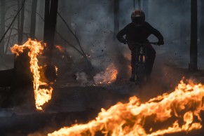 Rodando entre llamas, el vídeo de MTB más espectacular del verano