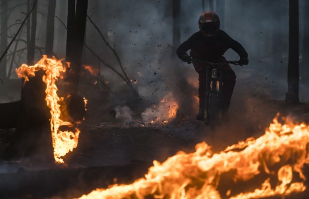 Rodando entre llamas, el vídeo de MTB más espectacular del verano