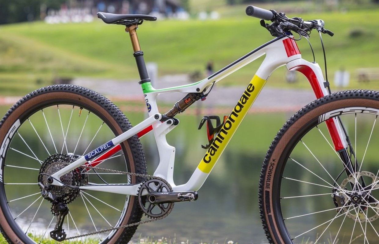 The Scalpel LAB71 that will go to Paris 2024 is dressed in Olympic colors