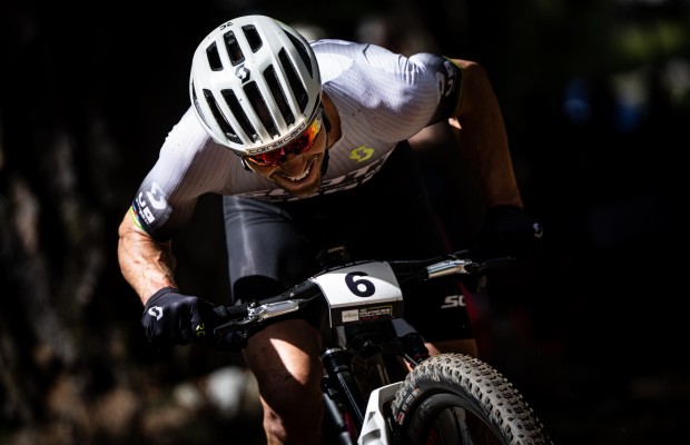 Nino Schurter vuelve a ganar, regresa a casa y muestra su lado más personal en "Home Soil"
