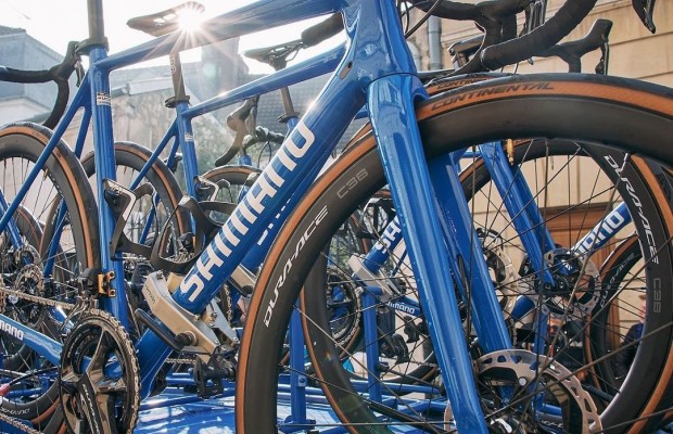 Qual a marca das bicicletas azuis da Shimano?