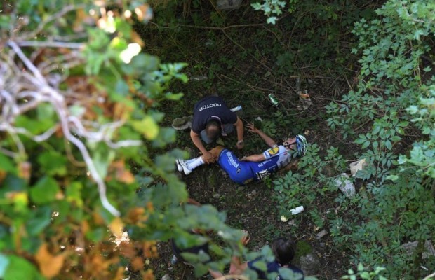 A fall and a run over in the race: cyclists stand up and demand more security from the UCI