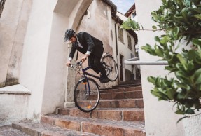 ¿Siempre llegas tarde? así lo soluciona Andrea Maranelli con su bici urbana