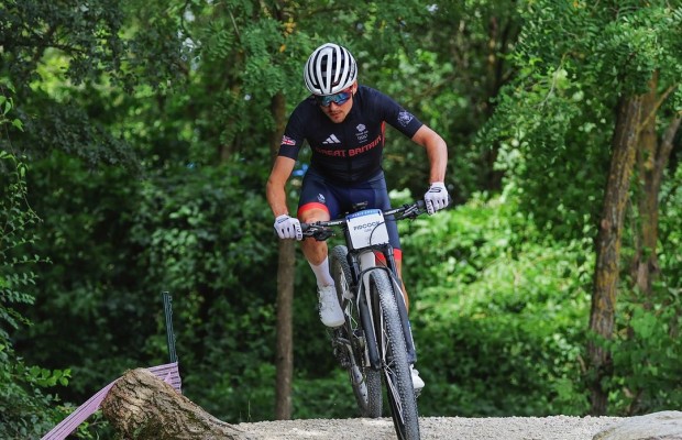A Pinarello de Pidcock troca o arco-íris pela bandeira do Reino Unido nos Jogos Olímpicos