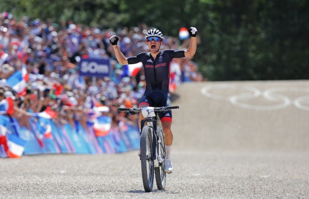 Video with the controversial overtaking of Pidcock that is worth an Olympic gold