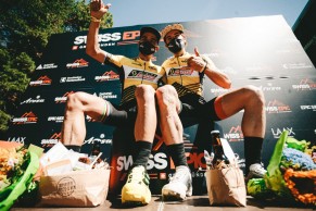 Vídeo de Nino Schurter a punto de caerse al intentar adelantar a una vaca