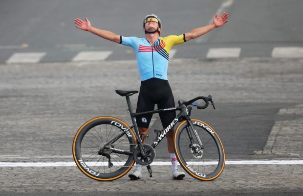 Exibição e glória olímpica para Remco Evenepoel que certifica seu duplo triunfo no contrarrelógio e na estrada.