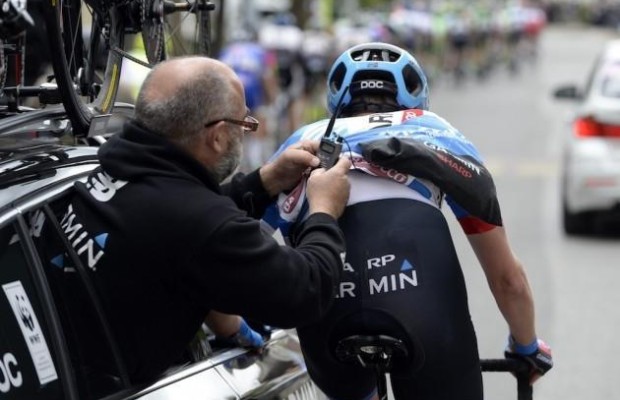 Los pinganillos restan emoción y la UCI ya los está quitando de la competición