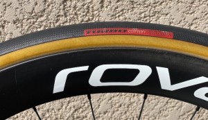 Pourquoi Evenepoel continue-t-il d'utiliser des pneus à chambre à air?