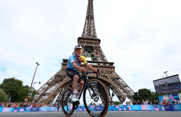 Por que Evenepoel continua usando pneus com câmara de ar?