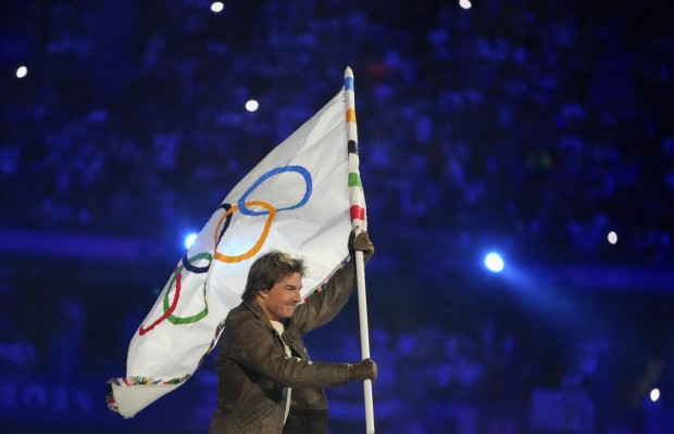 Kate Courtney recebe a bandeira olímpica das mãos de Tom Cruise na transição para Los Angeles 2028