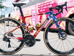 Golden arrives at the bicycles of Olympic champions