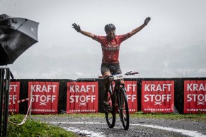 El barro derribó a todos en Austria, Koretzky fue el más rápido