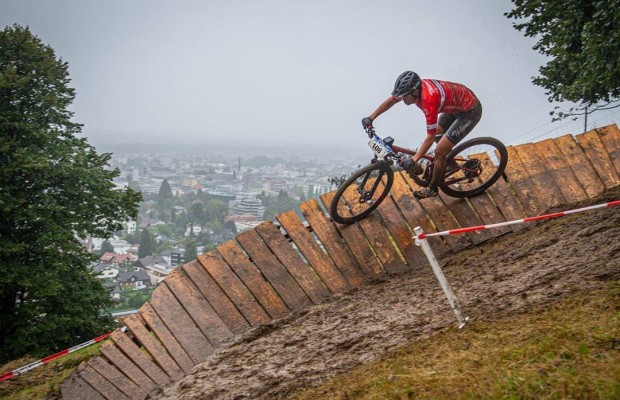 El barro derribó a todos en Austria, Koretzky fue el más rápido