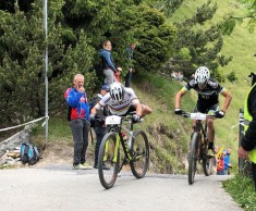 Schurter rompe la cadena y remonta, Mathias Fluckiger y Jolanda Neff ganan