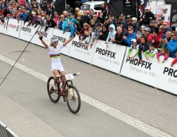 Schurter rompe la cadena y remonta, Mathias Fluckiger y Jolanda Neff ganan