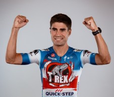 Spectacular jersey for Mikel Landa and the renowned T-Rex Quick-Step