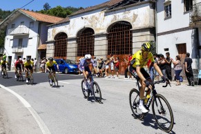 Van Aert wins in red at the sprint finish in Castelo Branco