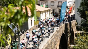 Van Aert wins in red at the sprint finish in Castelo Branco