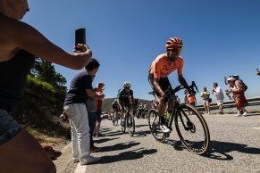 Van Aert wins in red at the sprint finish in Castelo Branco