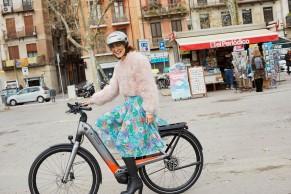 Los ciclistas con e-bike cada vez utilizan menos el coche