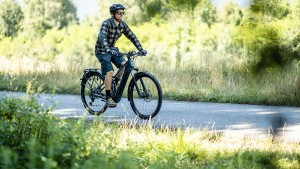Los ciclistas con e-bike cada vez utilizan menos el coche